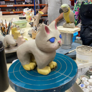 Proceso de fabricación de una figura de arcilla de gato hecha paso a paso