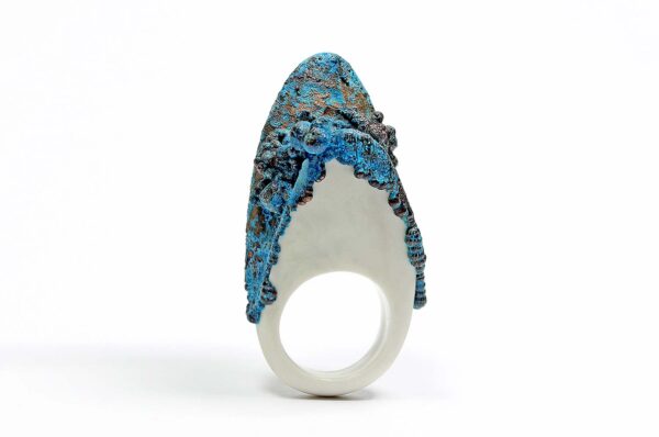 Anillo orgánico contemporáneo de gran tamaño en porcelana