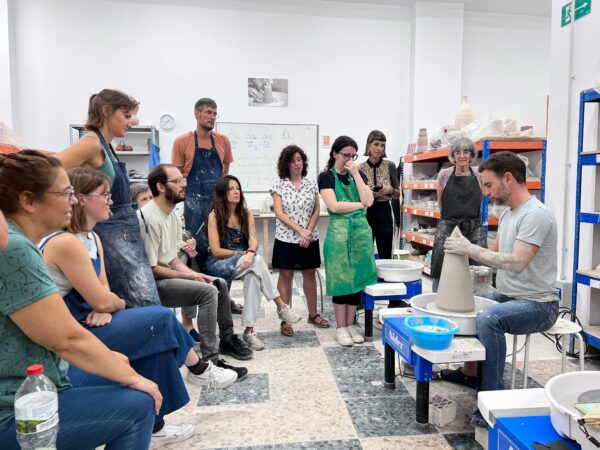 grupo de personas viendo una demostracion de trabajo al torno alfarero