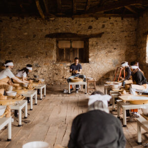 clase de torno alfarero donde todos los alumnos están torneando con los ojos vendados