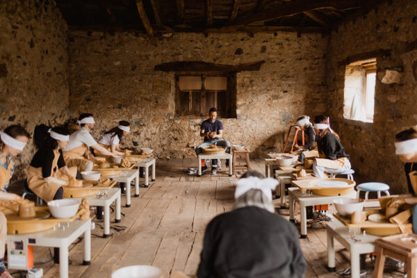 clase de torno alfarero donde todos los alumnos están torneando con los ojos vendados