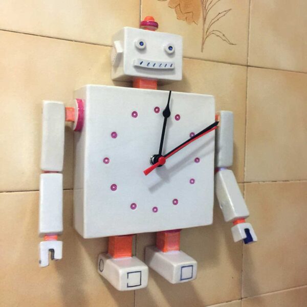 Reloj de pared pintado a mano diseñado como un robot, que simboliza la unión de la robótica y el tiempo